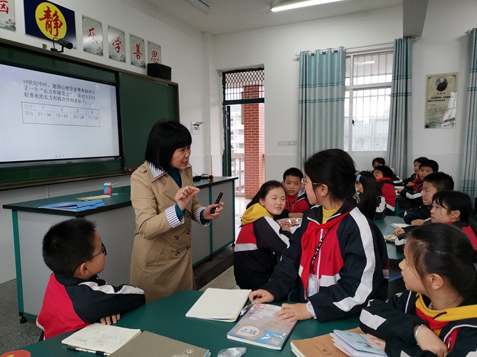 平江县加义学区教师喜获湖南师大颐华学校三重援助