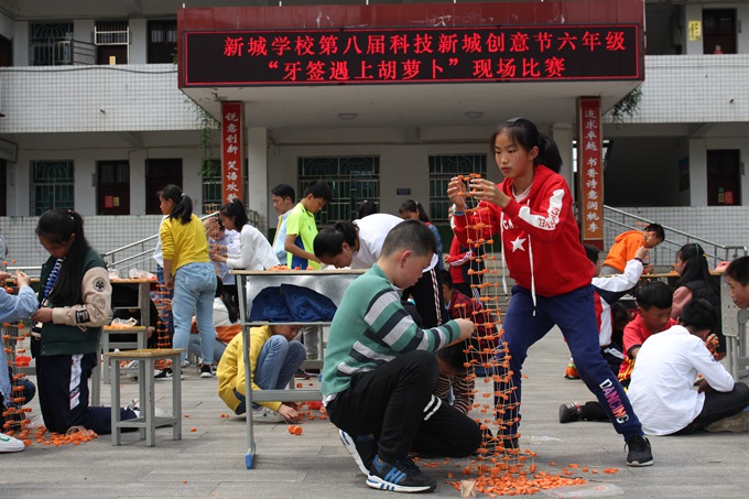 平江县新城学校牙签遇上胡萝卜乐在其中