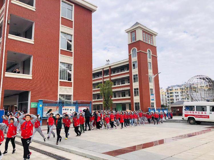 云溪区云鹰小学防空袭演练和平年代不忘自保