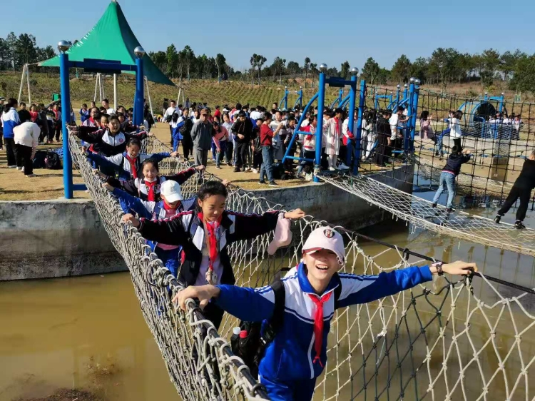 最好的教育在路上岳阳市南湖新区湖滨学校开展研学活动