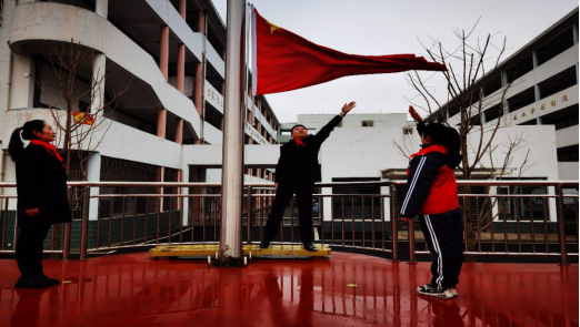 岳阳楼区东方红小学正月十五举行升国旗仪式